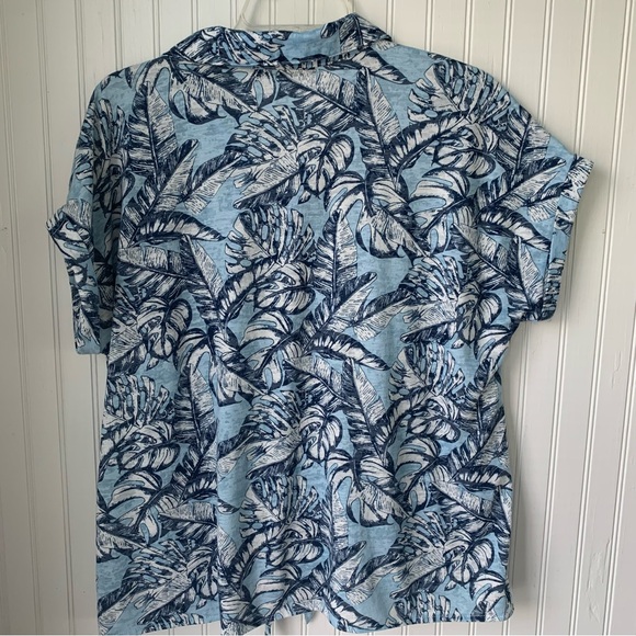 All in Love (XL) Collared, Button-Up, Short Sleeves w/tie at front middle waist - Picture 5 of 6